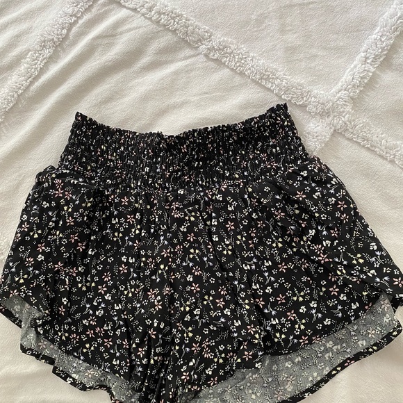 flowy floral black shorts from garage, brand new - Picture 2 of 4